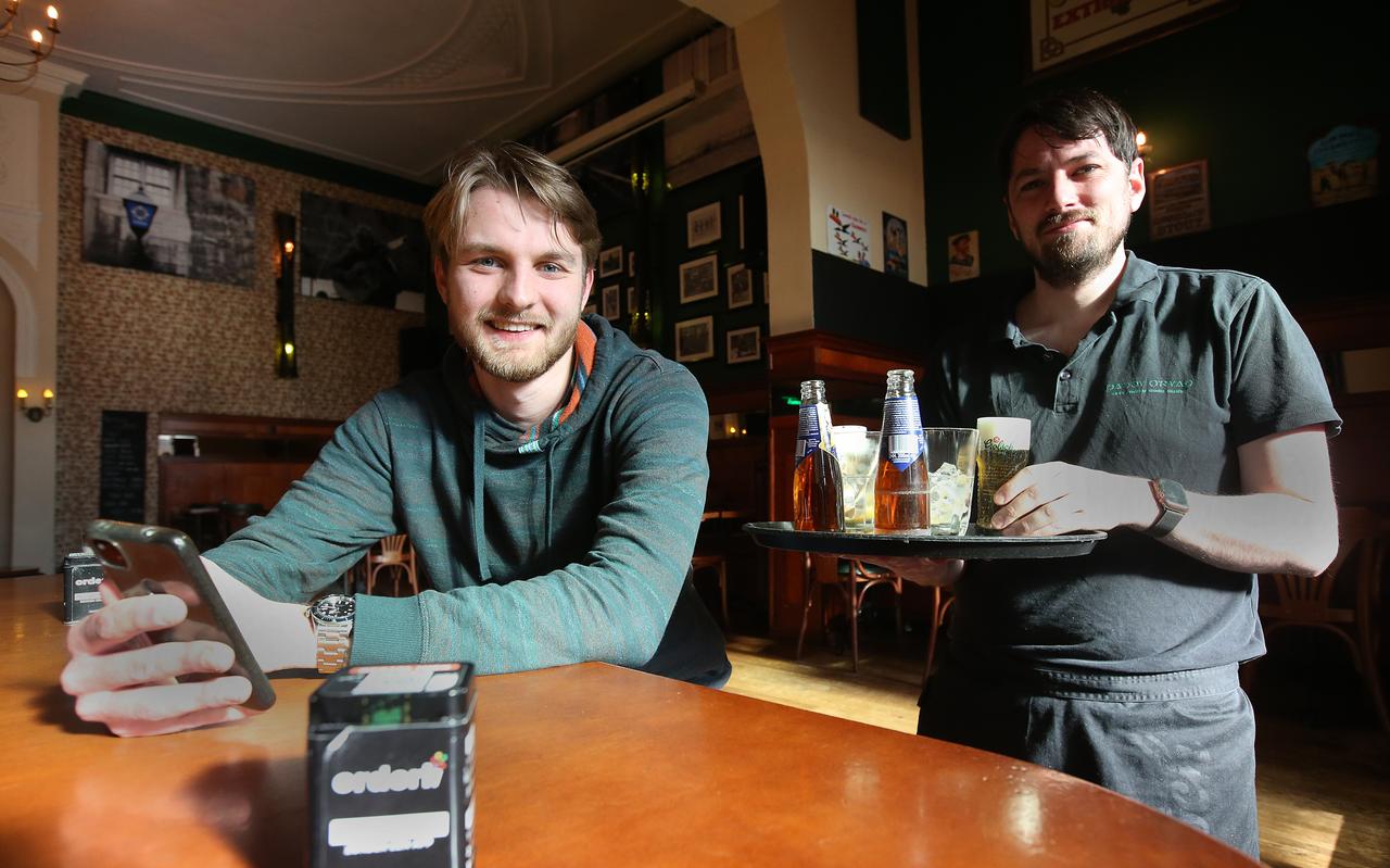 Sven van der Zee in Ierse pub Paddy O'Ryan in Leeuwarden. Het café is een van de plekken waar je dankzij de techniek van Orderli met een qr-code je bestelling kan doen. Sven van der Zee in Ierse pub Paddy O'Ryan in Leeuwarden. Het café is een van de plekken waar je dankzij de techniek van Orderli met een qr-code je bestelling kan doen.