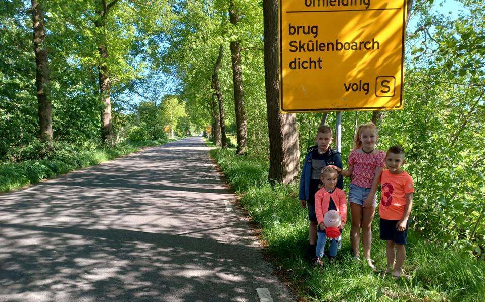 De kinderen Van Zwol bij het bord over de sluiting van de brug van Skûlenboarch.