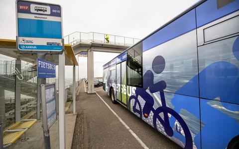 De fietsbus die sinds 2019 over de Afsluitdijk rijdt omdat dit weggedeelte vanwege renovatie is afgesloten. 