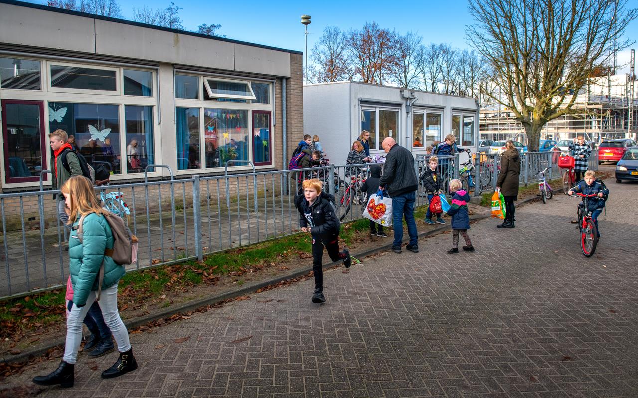 In Oudega (Sm.) mogen alle klassen van basisschool De Diamant sinds deze week weer naar school. In Oudega (Sm.) mogen alle klassen van basisschool De Diamant sinds deze week weer naar school.