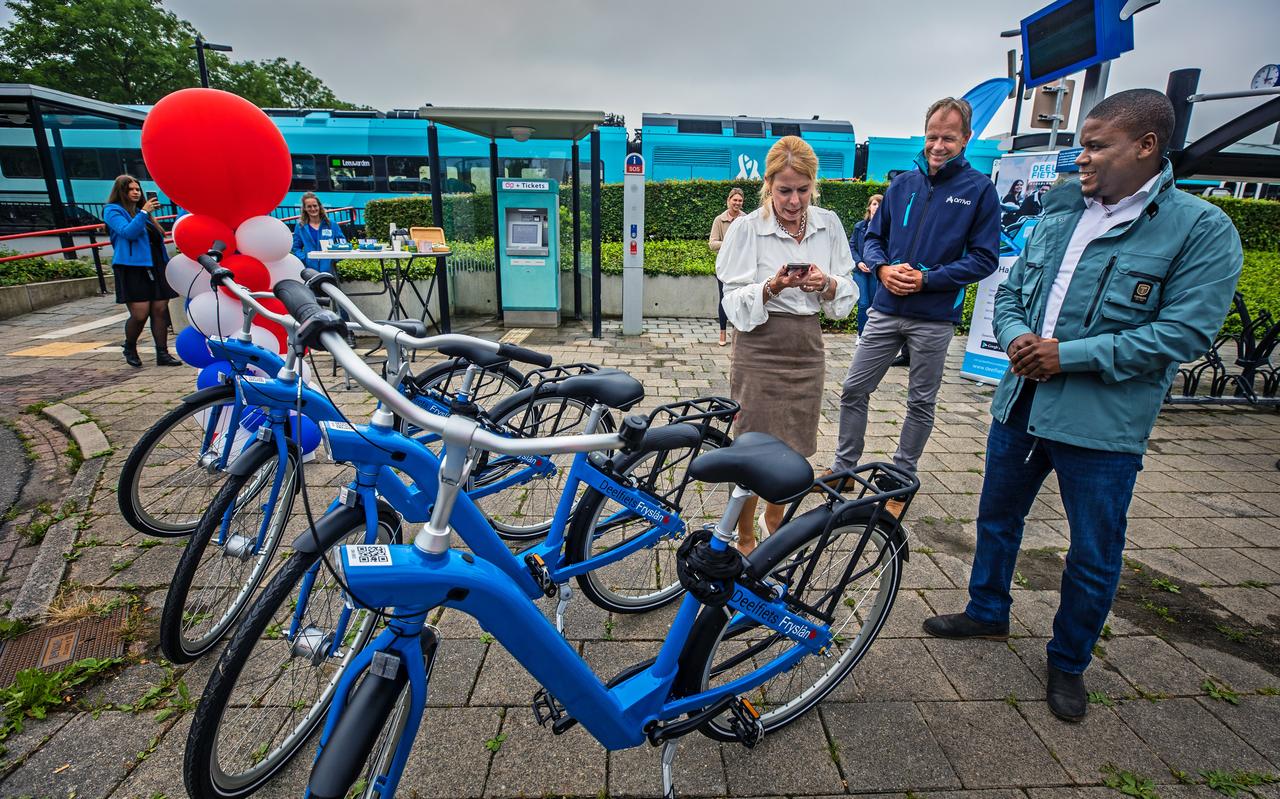 Gedeputeerde Avine Fokkens, Milfred Hart van Arriva en Oumar Sylla van Deelfiets Nederland in Mantgum. Gedeputeerde Avine Fokkens, Milfred Hart van Arriva en Oumar Sylla van Deelfiets Nederland in Mantgum.