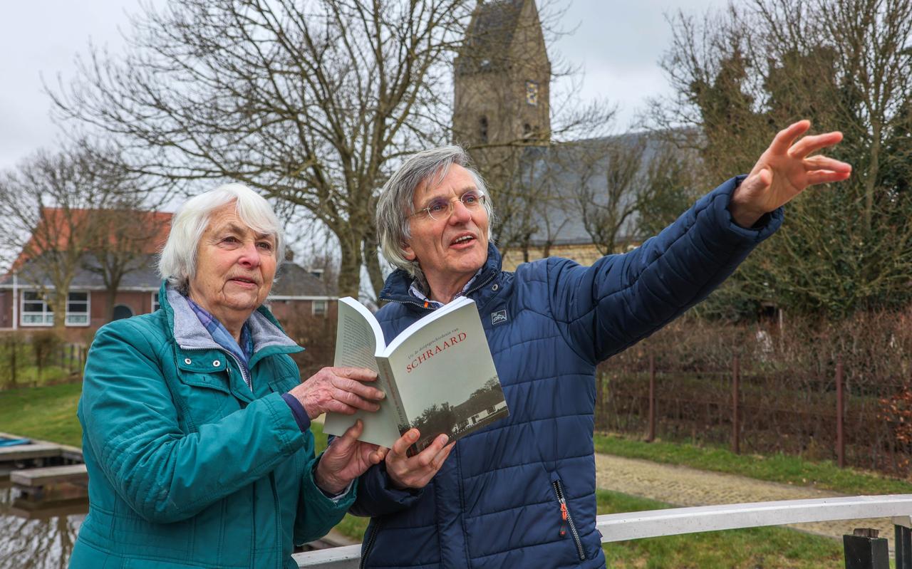 Het echtpaar Pieter Bakker en Marijke Westerhof verzamelde voor een boek met name de recente geschiedenis van hun dorp Schraard. Het echtpaar Pieter Bakker en Marijke Westerhof verzamelde voor een boek met name de recente geschiedenis van hun dorp Schraard.