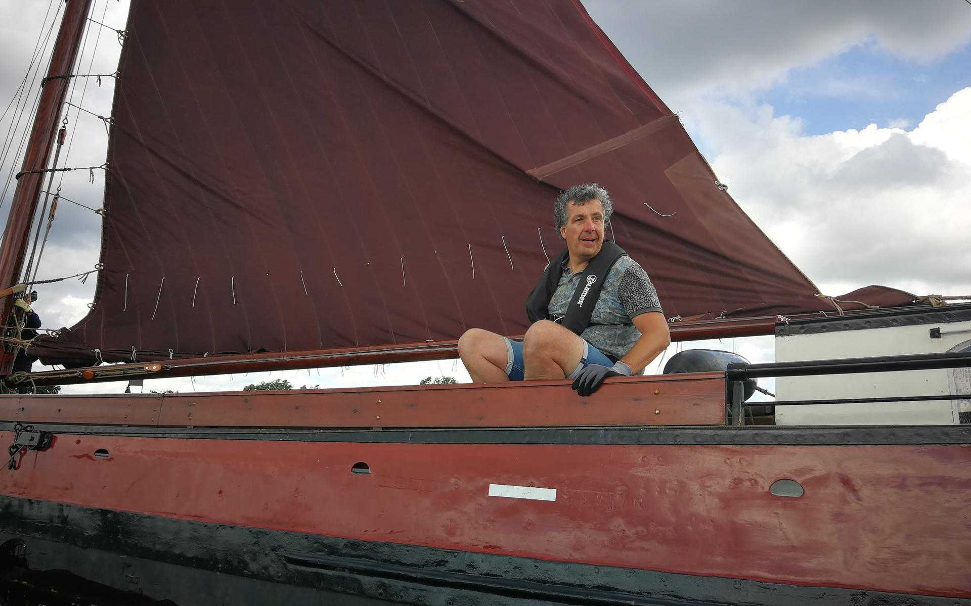 Voorzitter Marcel Terpstra vaart zelf mee op een skûtsje
