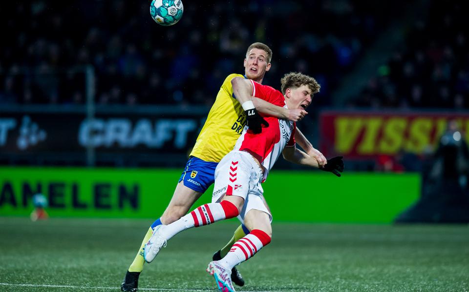 Floris Smand en Ole Romeny in gevecht om de bal in de wedstrijd tussen Cambuur en FC Emmen. 