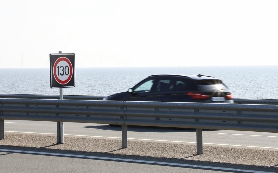 Verkeer op de Afsluitdijk.