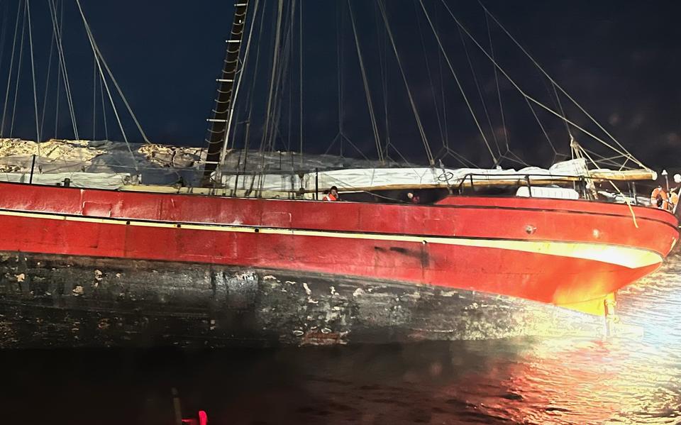 Het vastgelopen schip De Noorderlicht. 