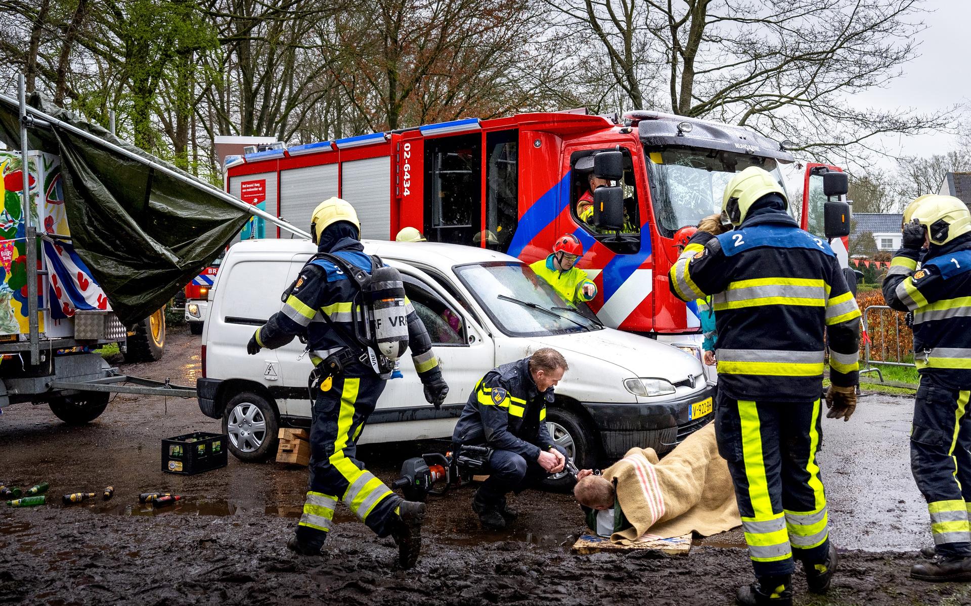 Nepbloed en loeiende sirenes tijdens de brandweerwedstrijd in Nieuwehorne. 'Moatst goed prioriteiten
