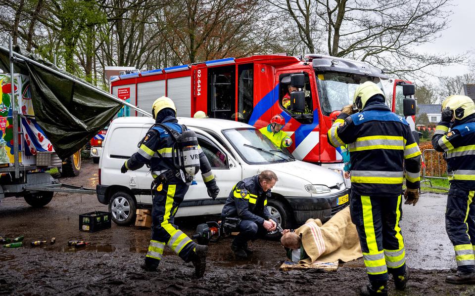 De brandweerploeg uit Kollum tijdens de provinciale vaardigheidstoets in Nieuwehorne.