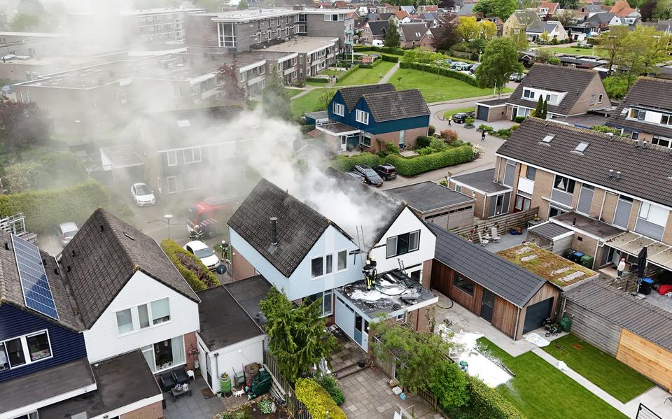 In een woning aan de Suster D. Vegtstrjitte in Akkrum is dinsdagmiddag brand uitgebroken. 