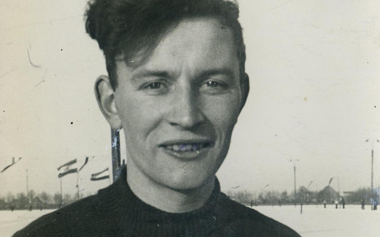 Abe Lenstra op het ijs, omstreeks 1947.