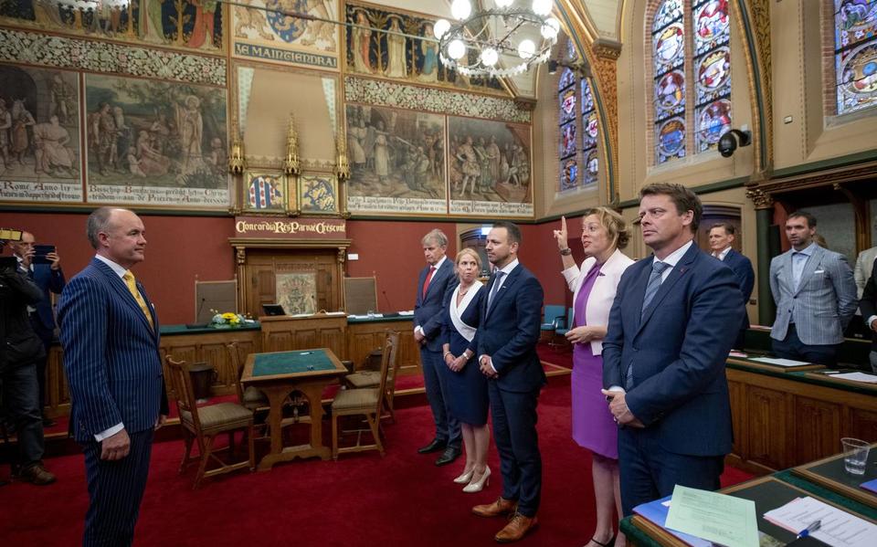 De beëdiging van het college van Gedeputeerde Staten in 2019. Commissaris van de Koning Arno Brok neemt de eed of belofte af bij (vanaf links) Douwe Hoogland (PvdA), Avine Fokkens (VVD), Sander de Rouwe en Sietske Poepjes (beiden CDA) en Johannes Kramer (FNP).