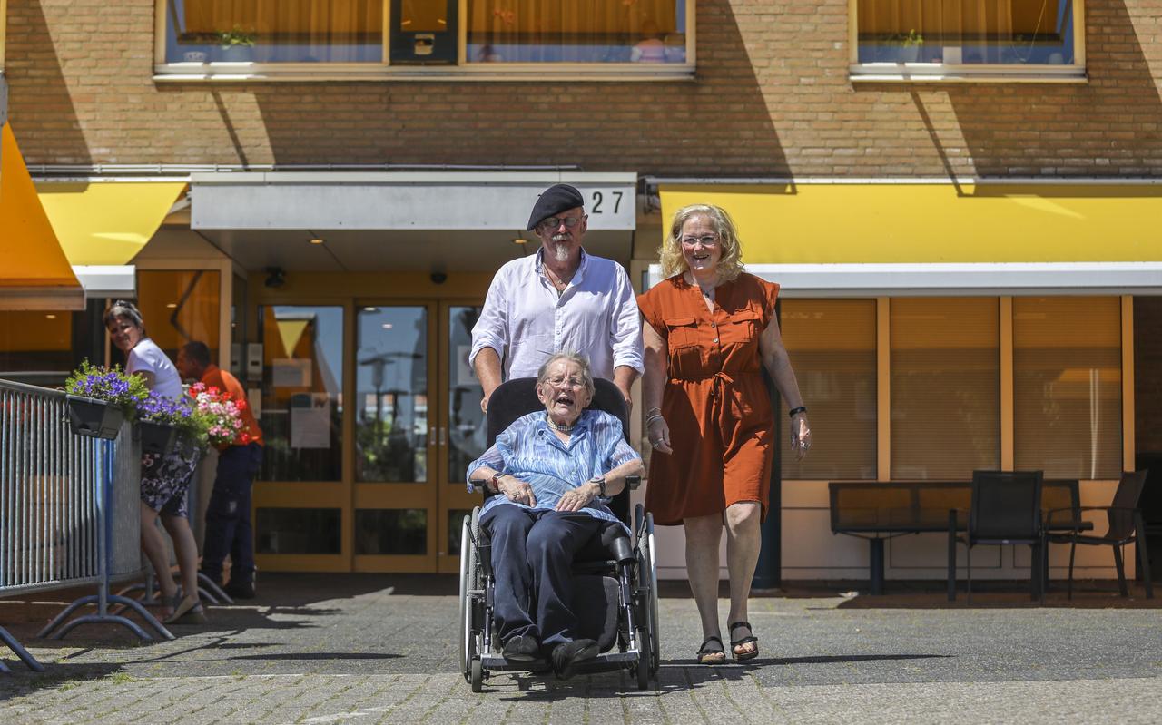 Mevrouw Janna de Vries-Huizinga, bewoonster van het Dr. Wumkeshûs in Sneek ontving vrijdag haar zoon Bastiaan de Vries en zijn vrouw Alie. Mevrouw Janna de Vries-Huizinga, bewoonster van het Dr. Wumkeshûs in Sneek ontving vrijdag haar zoon Bastiaan de Vries en zijn vrouw Alie.