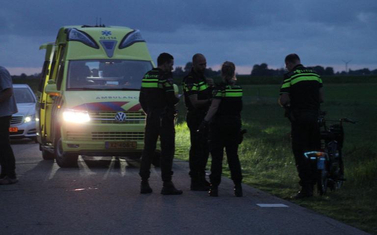 Brommerrijder gewond na botsing op Noordermiedweg in Hallum. Brommerrijder gewond na botsing op Noordermiedweg in Hallum.