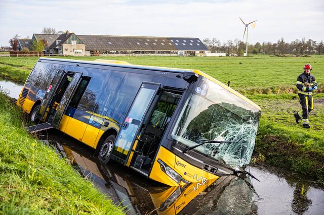 LIVE | Auto brandt uit in Leeuwarden, woord ‘dief’ op de straat gespoten & lijnbus belandt in sloot 