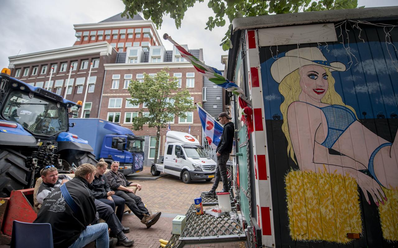 Demonstranten bij het provinciehuis. Demonstranten bij het provinciehuis.