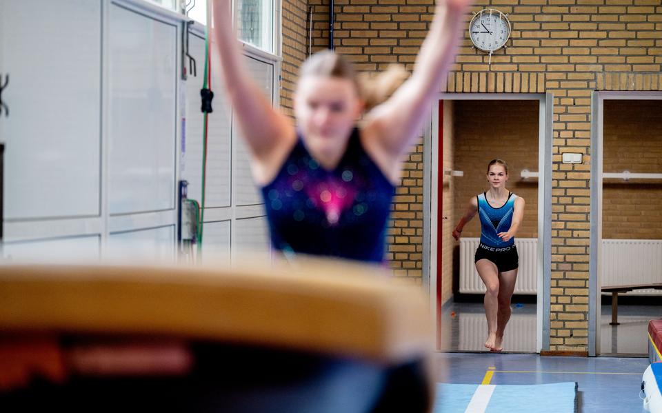 De gymzaal van Dronryp is vier meter te kort. Daarom beginnen de turnsters met hun aanloop in de kleedkamer.