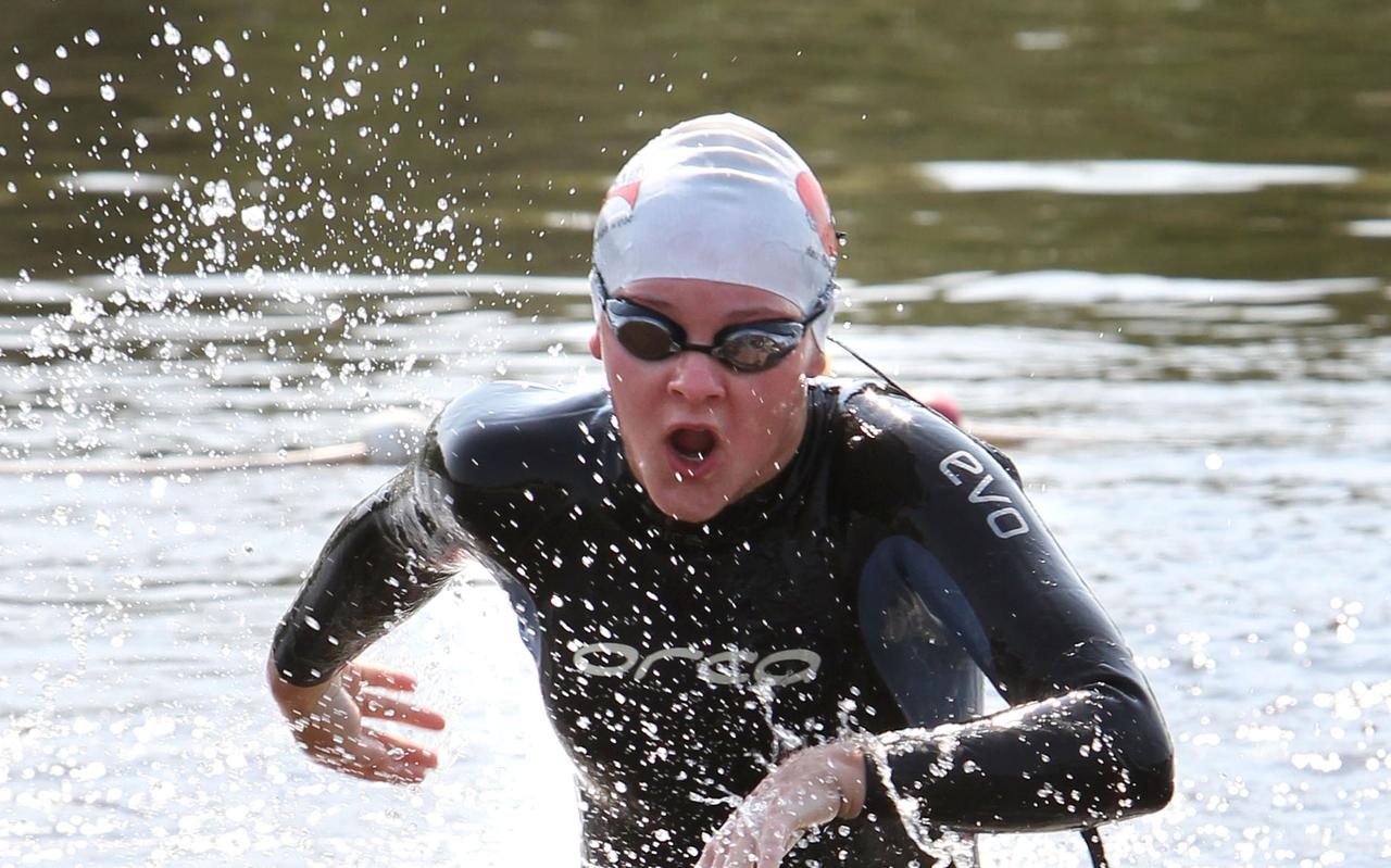 Charissa Zijlstra in 2011 tijdens de triatlon in Leeuwarden als zwemster. 