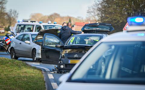 Bij een ongeval tussen twee auto’s op de kruising van de Sonnegaweg met de Pieter Stuyvesantweg (N351) bij Oldetrijne is donderdagmiddag een persoon gewond geraakt.