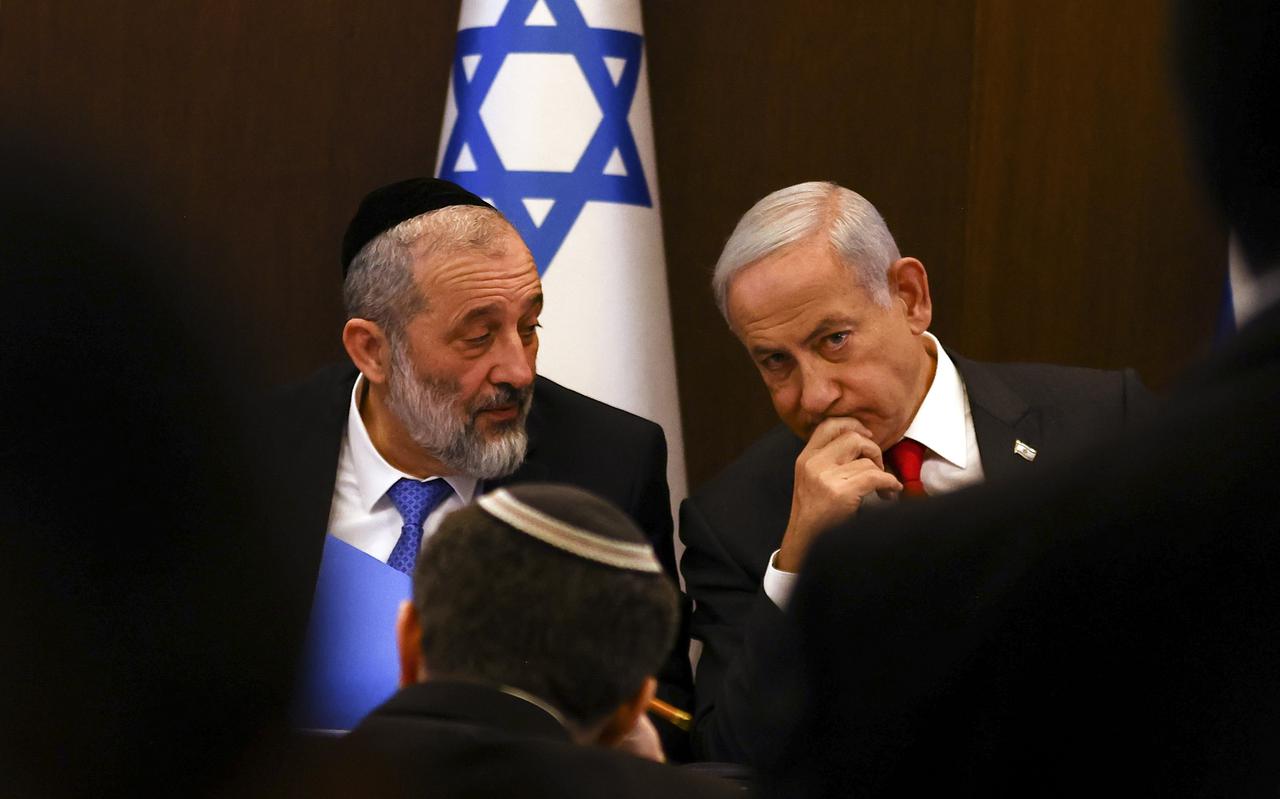 Premier Benjamin Netanyahu (rechts) en zijn omstreden minister Aryeh Deri. FOTO EPA