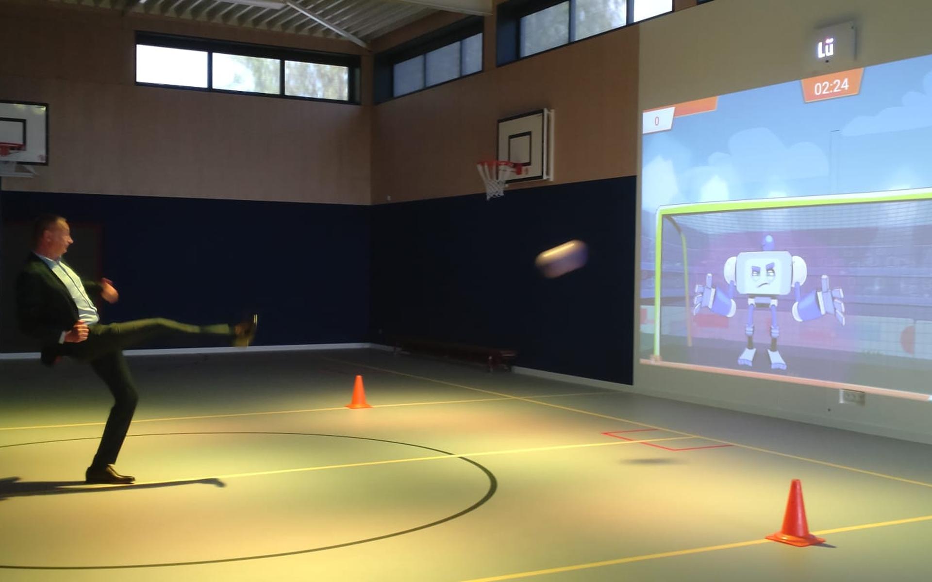 VO Surhuisterveen blij met sportzaal: wethouder speelt met Lü