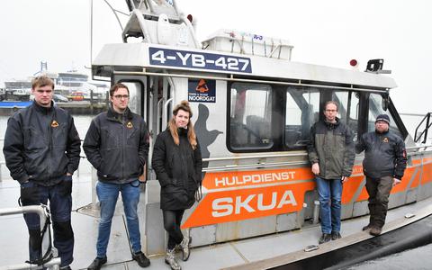Klaas Vis, Aike Luscuere, Tosca Abrahams, Volkmar de Vries en Simon Smit (vlnr) op de Skua in de havenkom van West-Terschelling. 