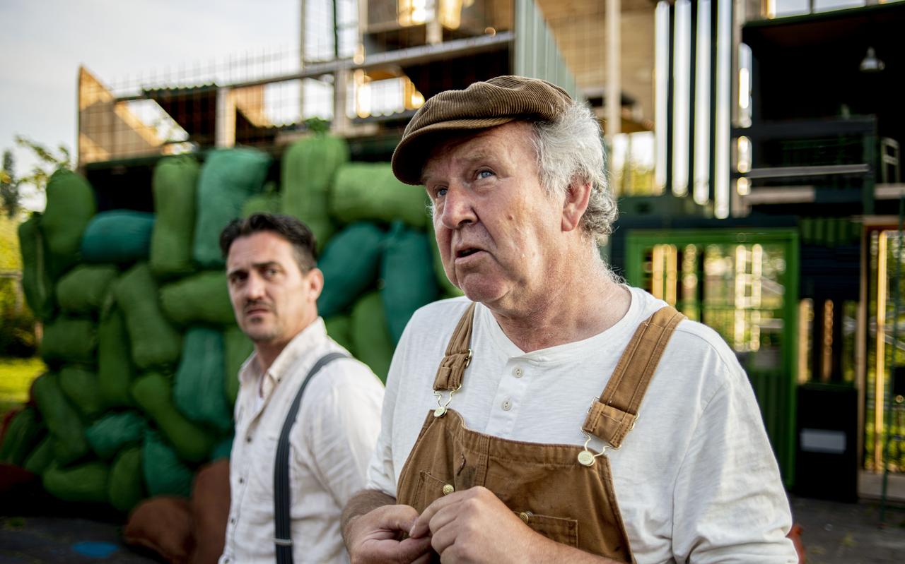 George (Matthijs van Dieren) en rechts Lenny (Jan van der Leij). FOTO HOGE NOORDEN/JACOB VAN ESSEN George (Matthijs van Dieren) en rechts Lenny (Jan van der Leij). FOTO HOGE NOORDEN/JACOB VAN ESSEN