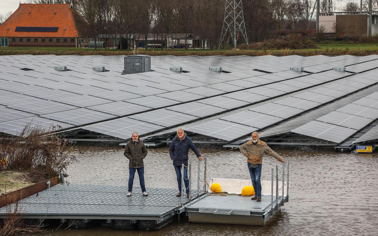 Gerard Adema, Piet Dijkstra en Rommert Stellingwerf (vanaf links) bij het drijvende zonnepark. 