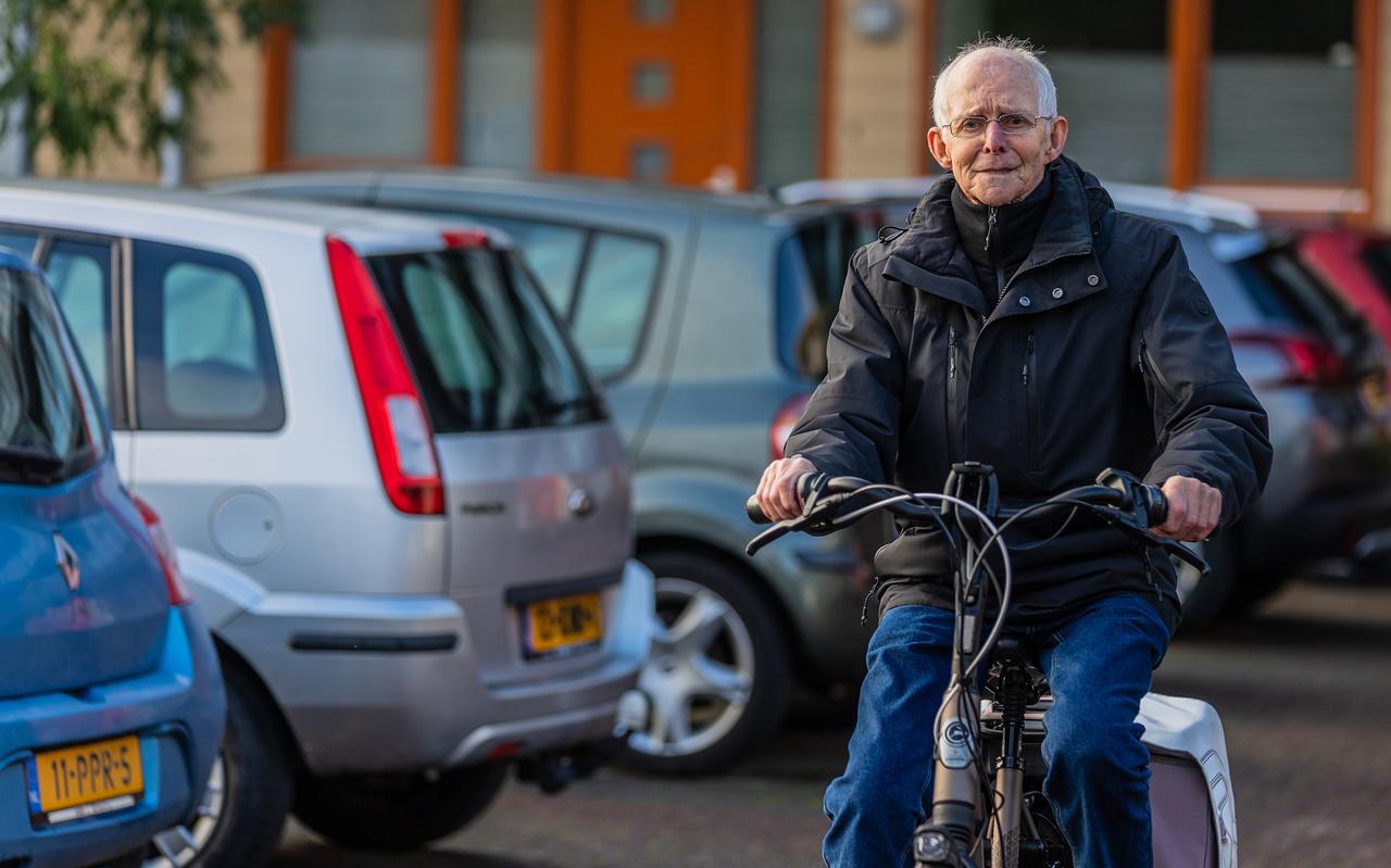 Piet Sijpersma (83) uit Sneek. Hij zakte voor zijn rijtest en heeft alleen zijn elektrische fiets nog. 'By in soad freonen bûten Fryslân komme wy net mear.' 