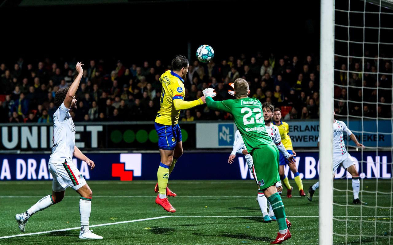 Tom Boere kopt bij de eerste paal over het doel van Jasper Cillessen. Tom Boere kopt bij de eerste paal over het doel van Jasper Cillessen.