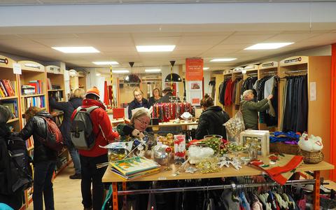 Tal van geïnteresseerden kwamen af op de laatste openingsdag van de Terre des Hommes winkel. Foto Max van Gelder 