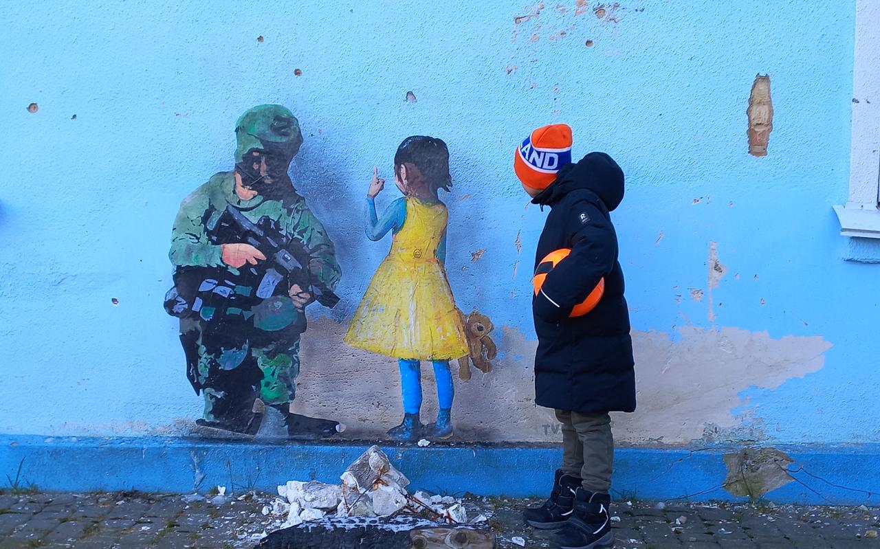 Dima bij 'Soldaat en meisje' - een van werken van de Italiaanse artiest TVBOY die vorige week in Irpin opdook