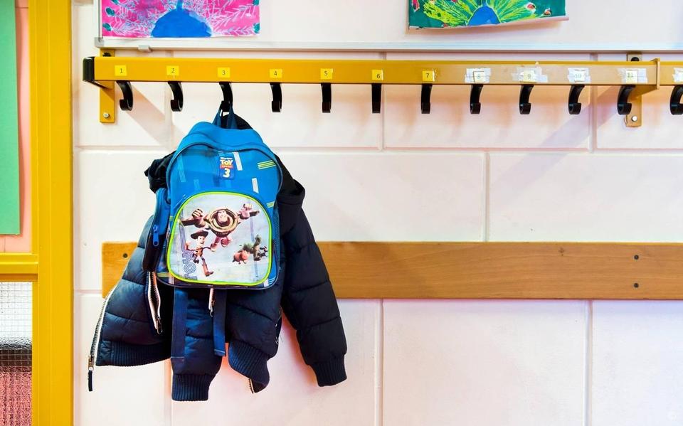 Jassen in de gang op een basisschool.