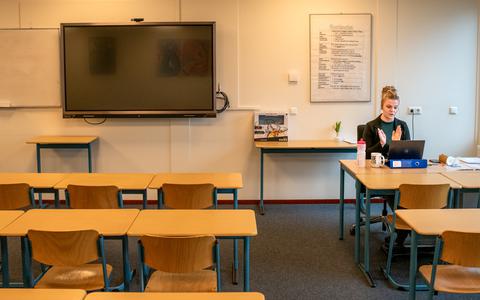 In een leeg lokaal geeft docent Nederlands Femke Meindertsma vrijdagmiddag online les op VO Surhuisterveen. Veel klassen zitten in quarantaine vanwege coronabesmettingen.
