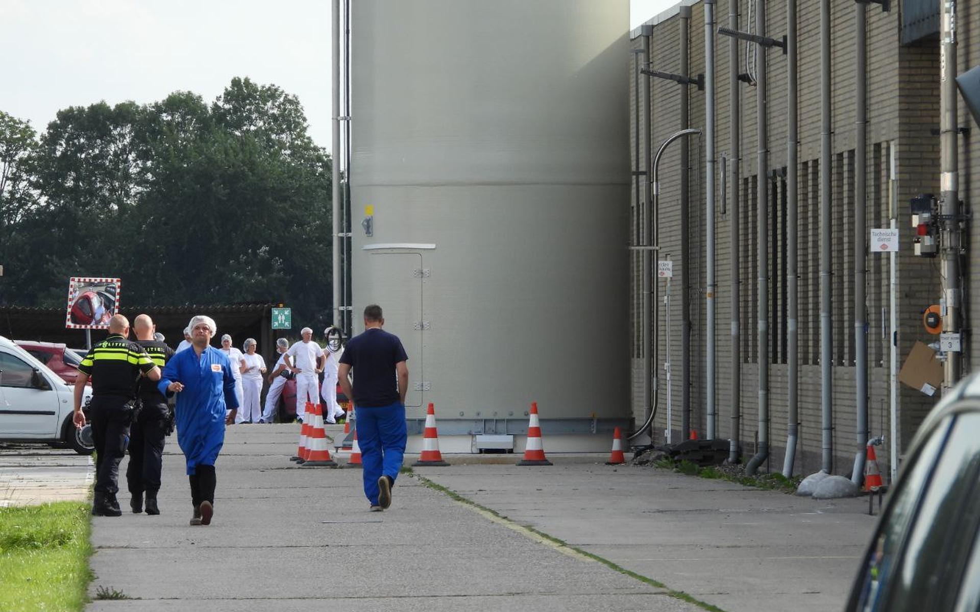 Brand uitgebroken in productiehal van bakkerij Van der Meulen in Hallum