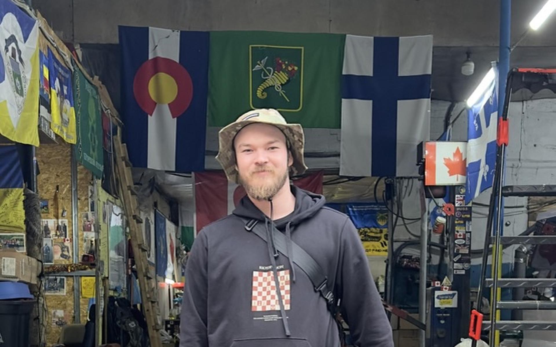 Mac terug in Kharkiv bij de garage annex vrijwilligerscentrum van zijn vader.