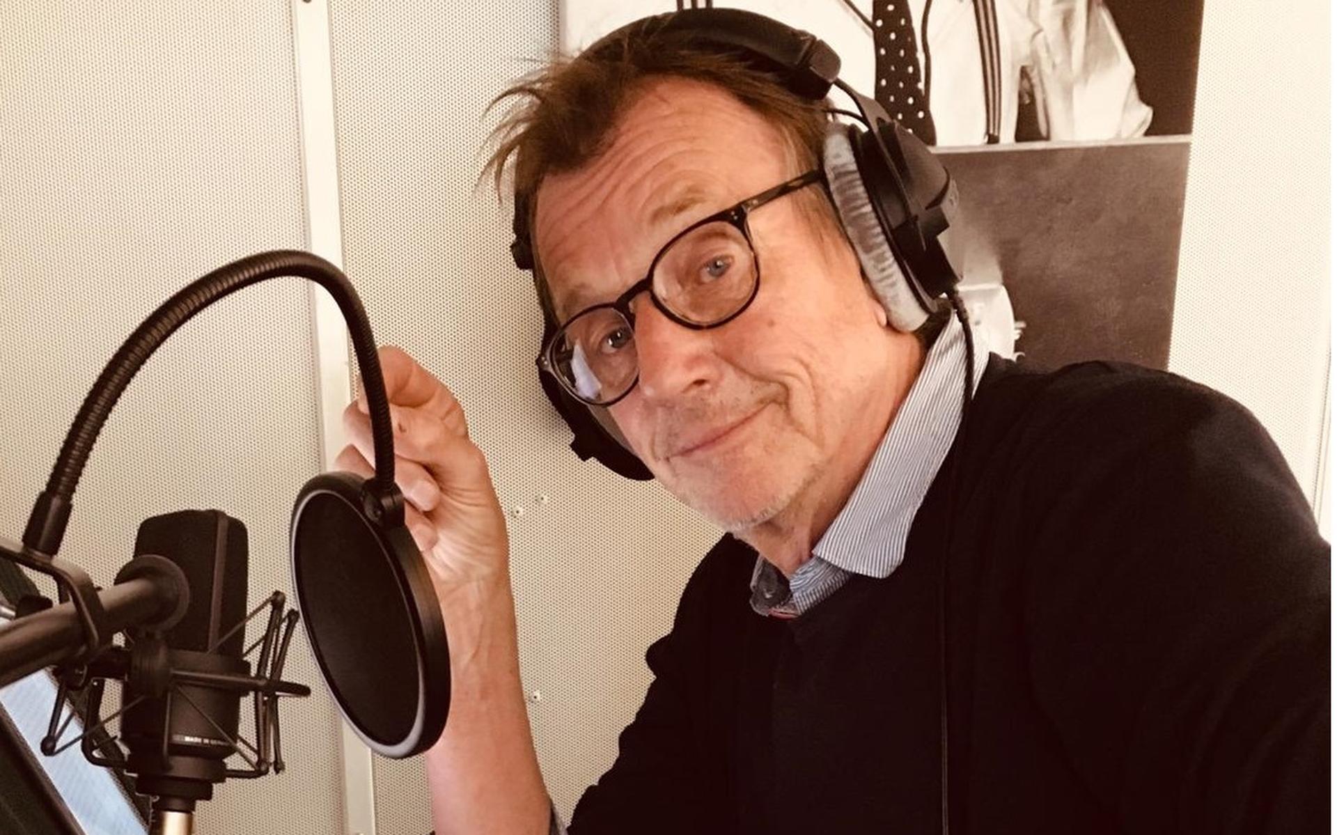 VPRO- en NOS-presentator Chris Kijne neemt de NBV21 op in de studio.