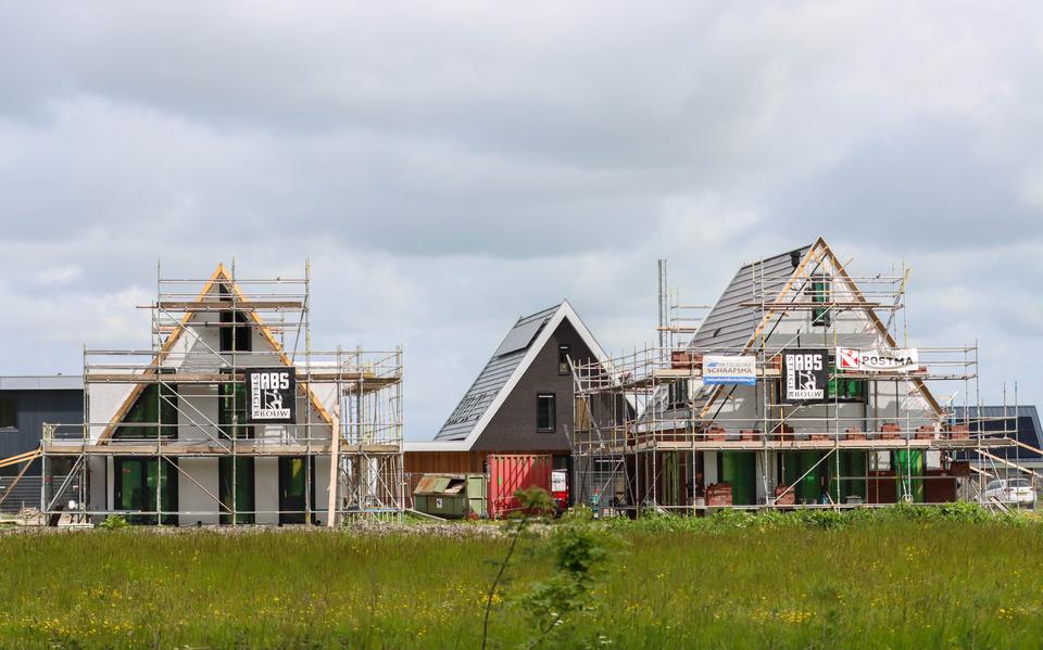 Nieuwe woningen in aanbouw in de woonwijk Blitsaerd in Leeuwarden.