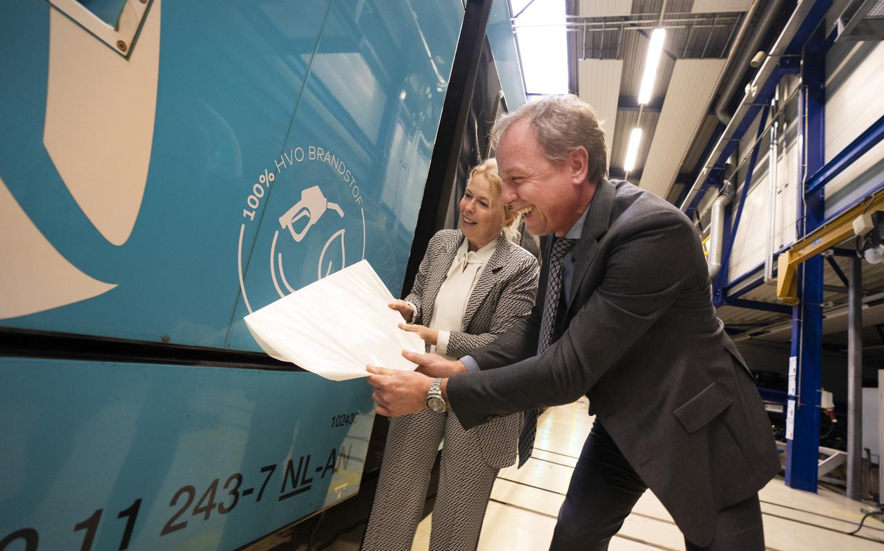 Milfred Hart, regiodirecteur Noord van Arriva en Avine Fokkens-Kelder, gedeputeerde Verkeer en Vervoer van de provincie Frysln plakken de HVO-sticker op de trein.