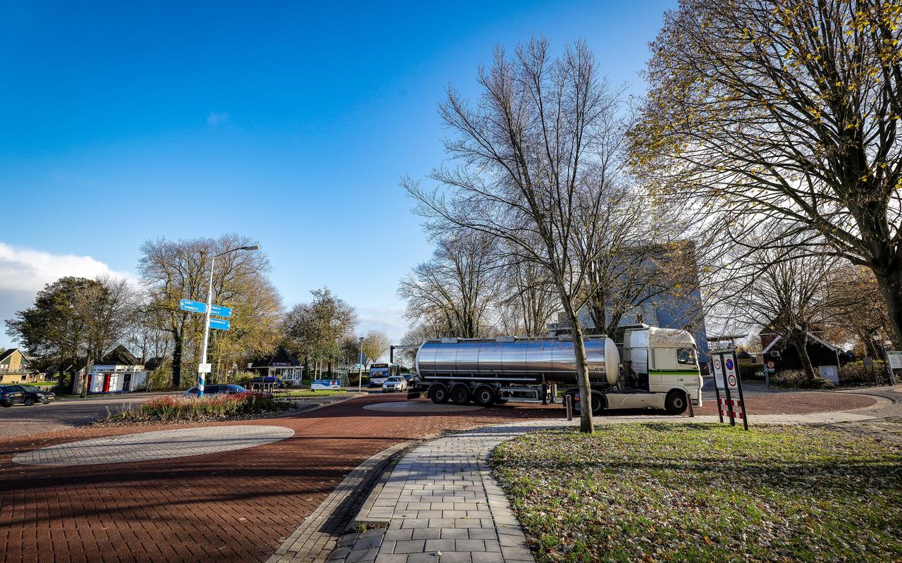 Een vrachtwagen is op weg naar het bedrijf. Een vrachtwagen is op weg naar het bedrijf.