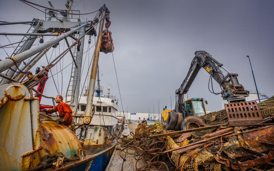 De kotter Friendship gaat helpen bij het bergen van de 800 ton afval die CleanUpXL wil opduiken.