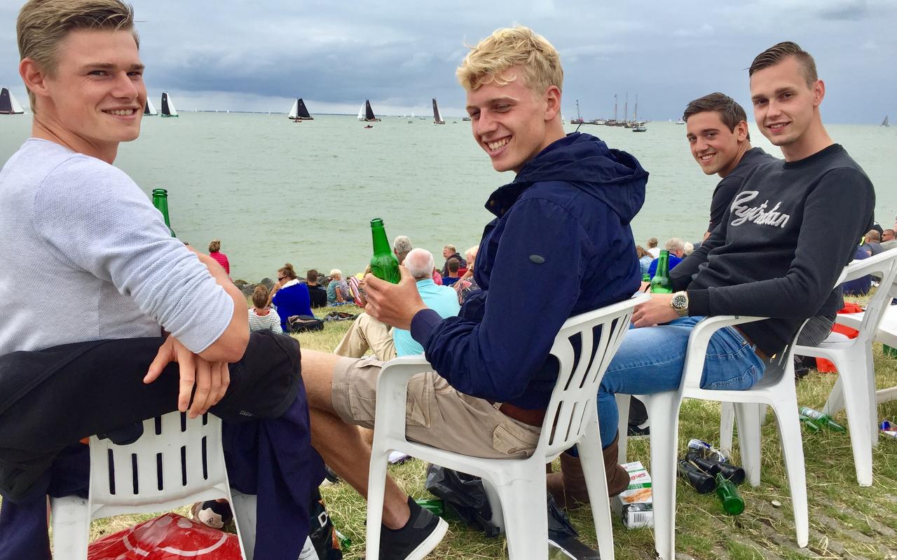 Publiek aan de oever bij een SKS-wedstrijd. Bij het evenement gaat het niet alleen om het zeilen maar ook om de grote groep mensen die de skûtsjes achterna reist. Publiek aan de oever bij een SKS-wedstrijd. Bij het evenement gaat het niet alleen om het zeilen maar ook om de grote groep mensen die de skûtsjes achterna reist.