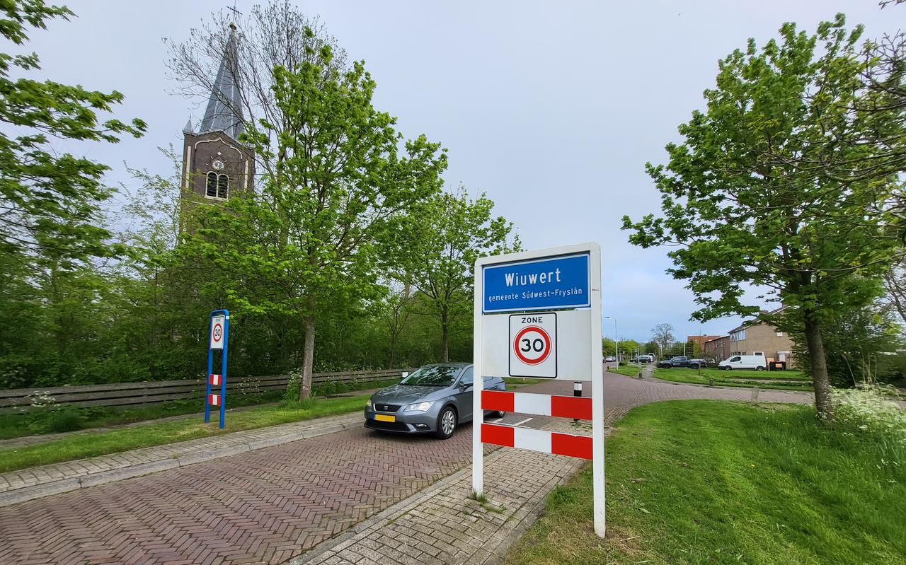 De entree van het dorp Wiuwert, met links de Nicolaaskerk.