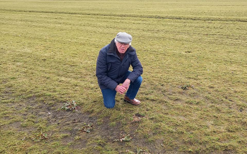 De 88-jarige Jan Holwerda heeft het eerste kievitsei van Schiermonnikoog gevonden.