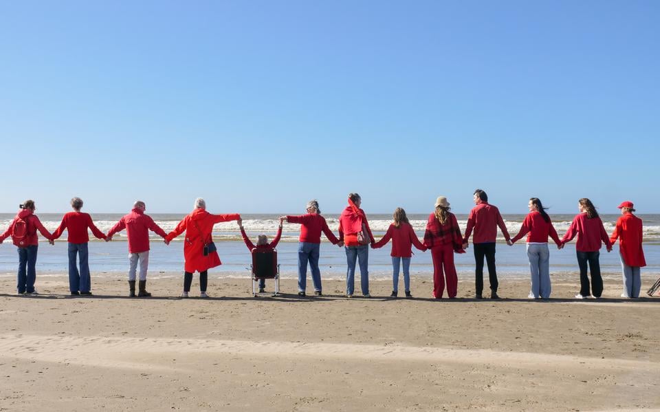 Duizenden in het rood geklede Friezen zijn op 23 juni nodig om als een menselijke keten langs de kust aandacht te vragen voor klimaatverandering.