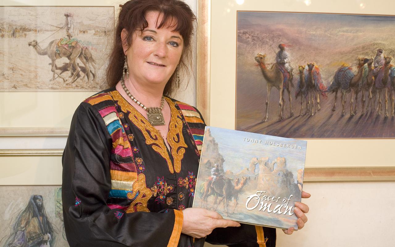 Tonny Holsbergen bij haar schilderijen over Oman.