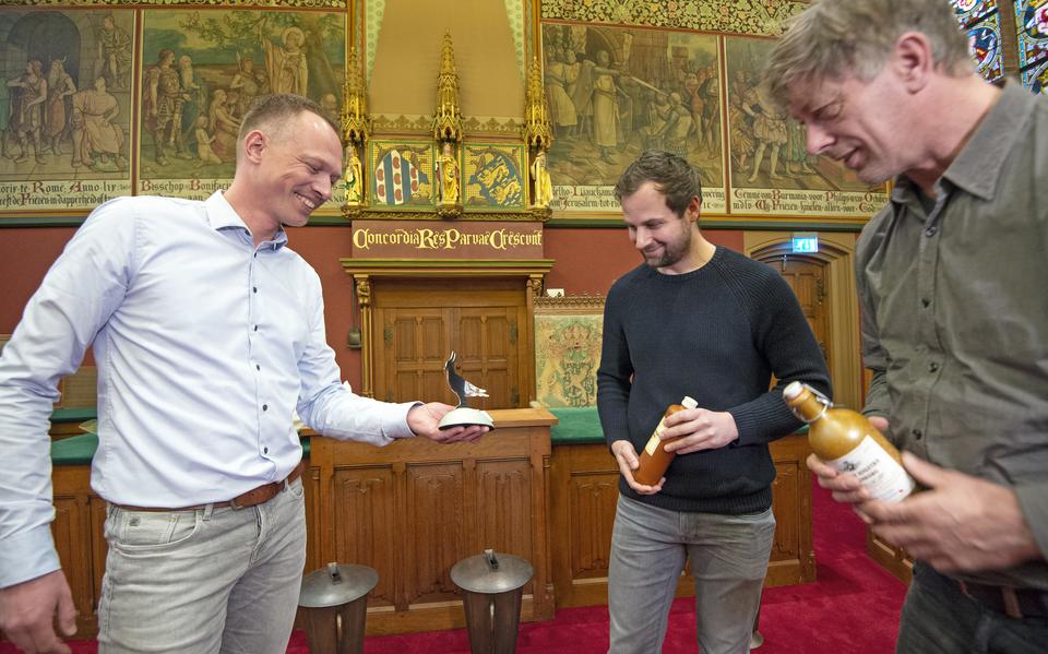 Simon Spriensma (links) laat in de Steateseal van het Provisjehûs zijn Sulveren Ljip zien aan zijn nazorgmaten Mark Bloem en Thom Feddema (rechts). 