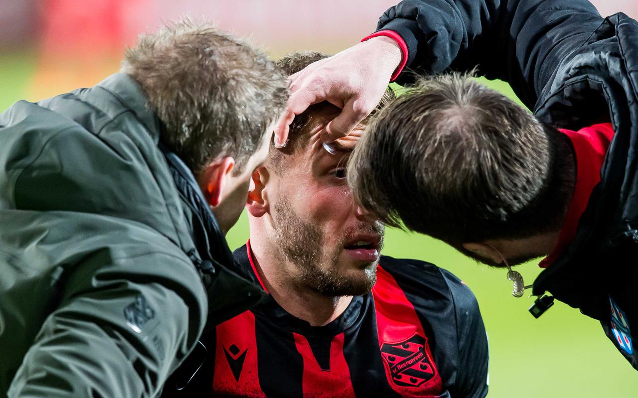 Pawel Bochniewicz moest met en oogblessure van het veld nadat FC Twente op 1-1 was gekomen.