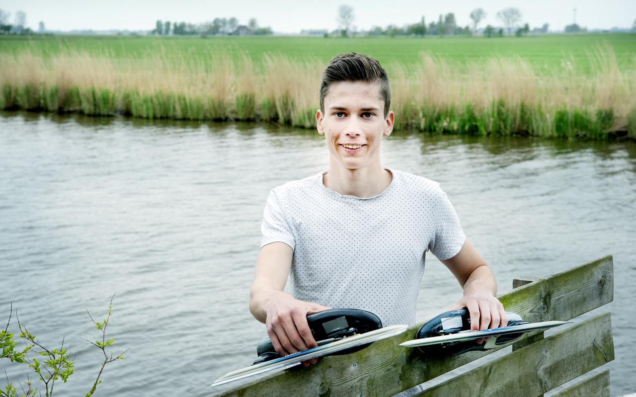 Klaas Poortinga met zijn schaatsen aan de Dokkumer Ee. Klaas Poortinga met zijn schaatsen aan de Dokkumer Ee.