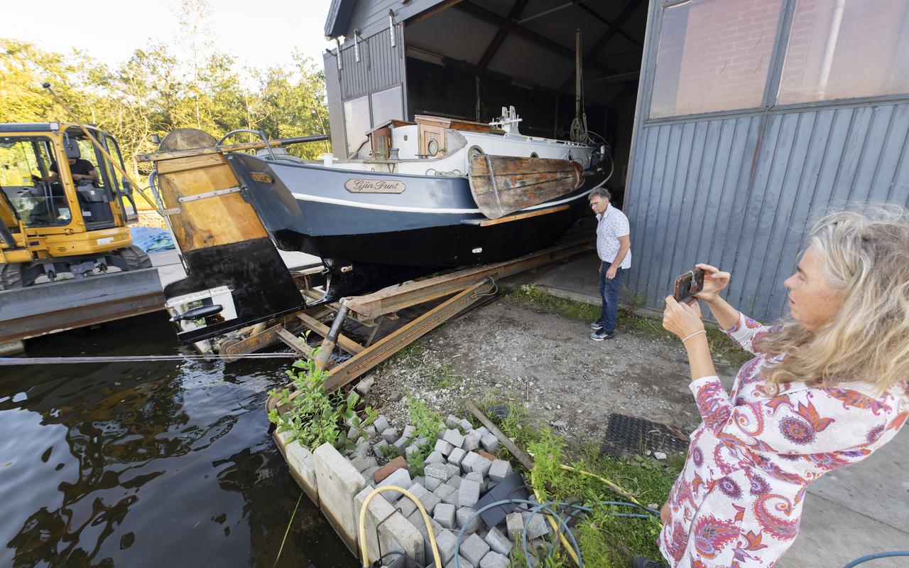 Zeeschouw Gjin Punt wordt te water gelaten bij scheepswerf Hoogenboom in Earnewâld. Bart Pietersma en Neeltje Miedema kijken toe. FOTO: MARCEL VAN KAMMEN Zeeschouw Gjin Punt wordt te water gelaten bij scheepswerf Hoogenboom in Earnewâld. Bart Pietersma en Neeltje Miedema kijken toe. FOTO: MARCEL VAN KAMMEN
