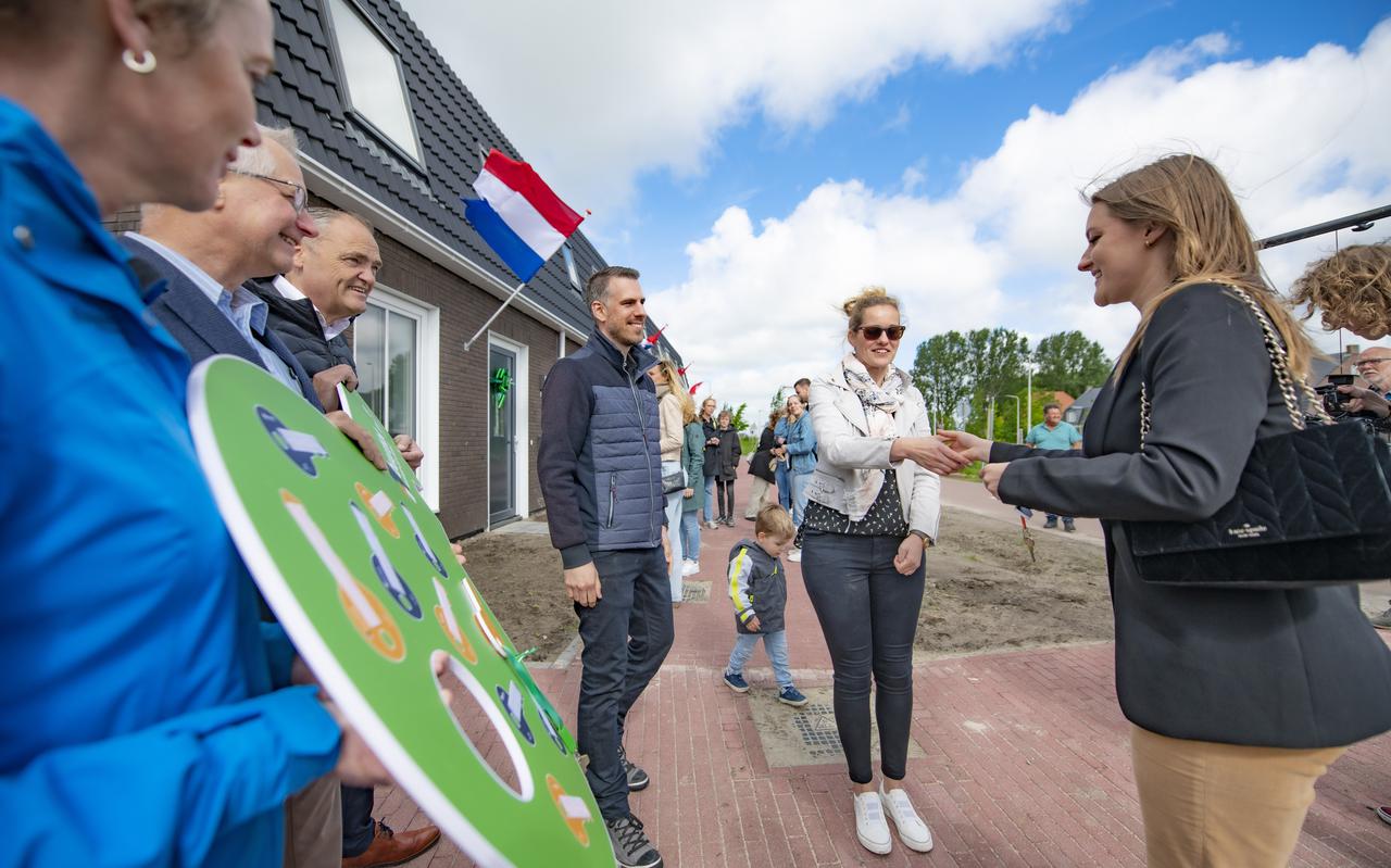 Annafien Henkes van Noordersingel Vastgoed overhandigt Sake, Elisabeth en hun zoon Daniel de sleutel van hun nieuwe huurwoning in Techum. 
